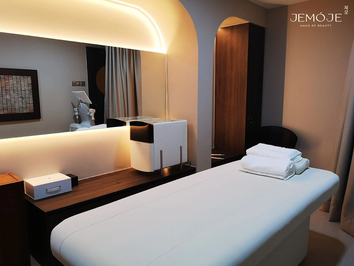 Quiet luxury, advanced beauty technology and a calming treatment experience.