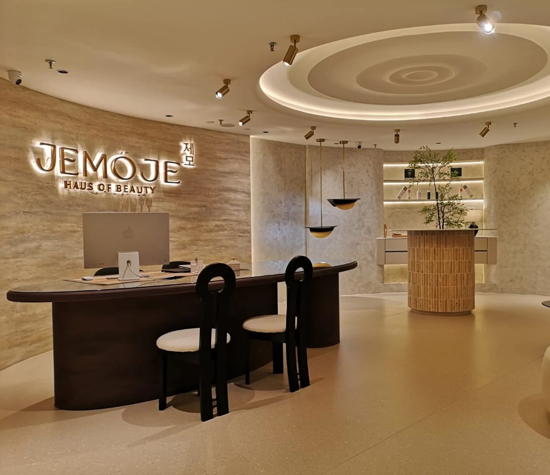 Korean-style beauty care guided by technology, detail and quiet luxury.